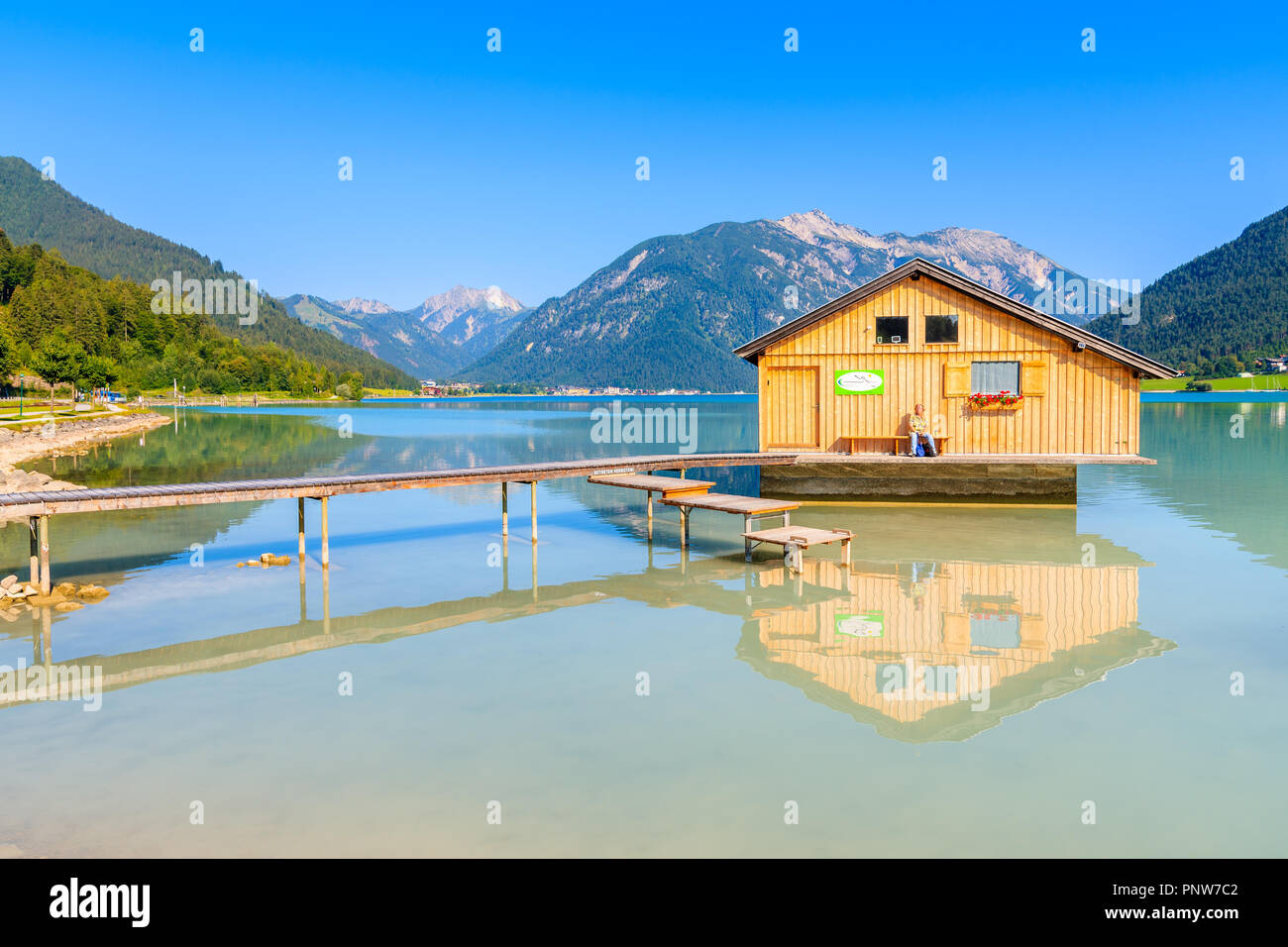 ACHENSEE, Österreich - 31.JULI 2018: Holz- Boot Haus und Pier der Ufer des wunderschönen Achensee an sonnigen Sommertag. Achensee, auch genannt Stockfoto