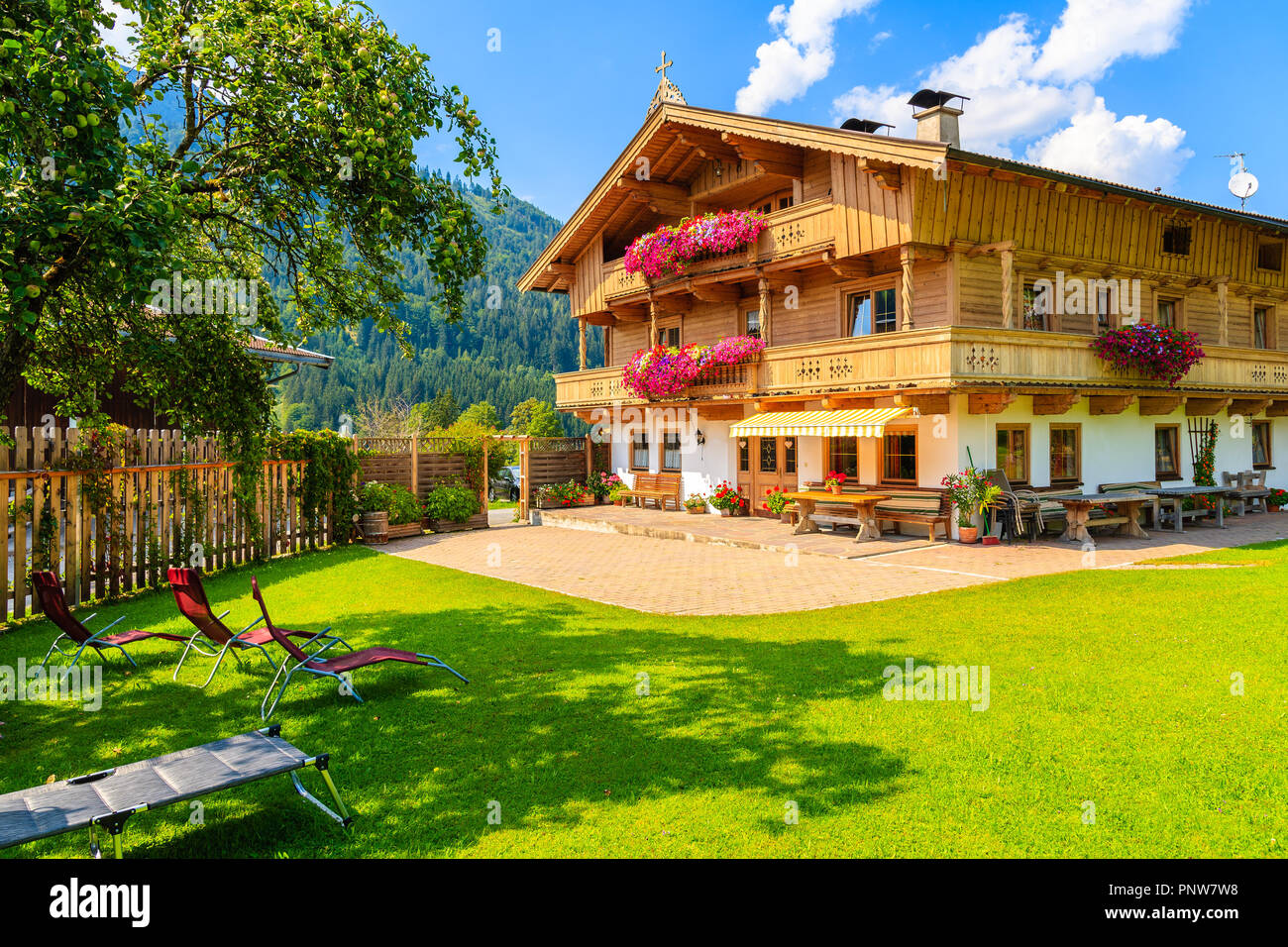 Traditionelle Holz- Haus mit Blumen in einem kleinen Dorf in der Nähe von Kitzbühel, Tirol, Österreich eingerichtet Stockfoto