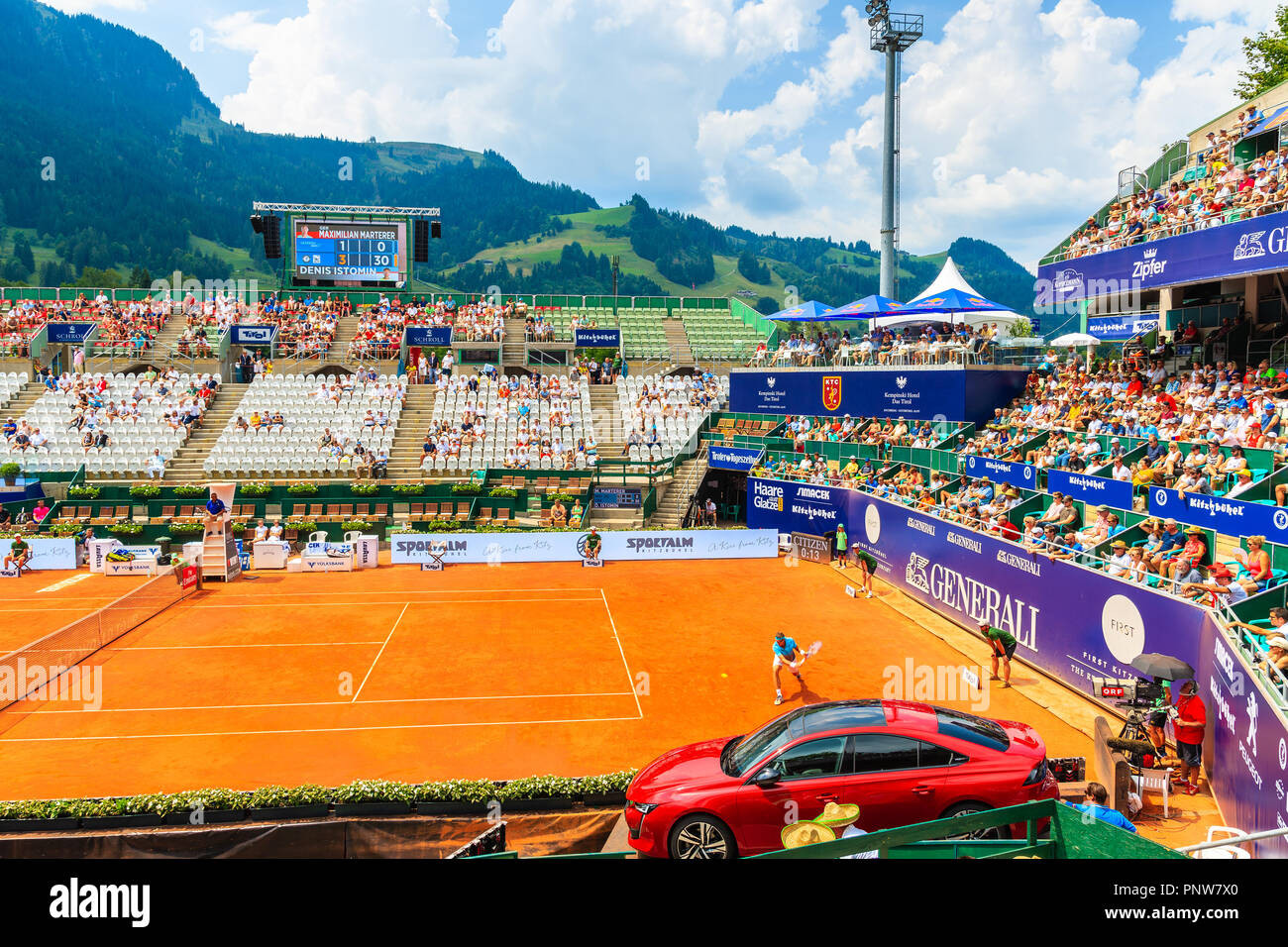 Kitzbühel, Österreich - Aug 2, 2018: Die Spieler Tennis im Sommer Turnier in Kitzbühel, Tirol spielen. Dieser Wettbewerb ist Wissen als Austrian Open Stockfoto