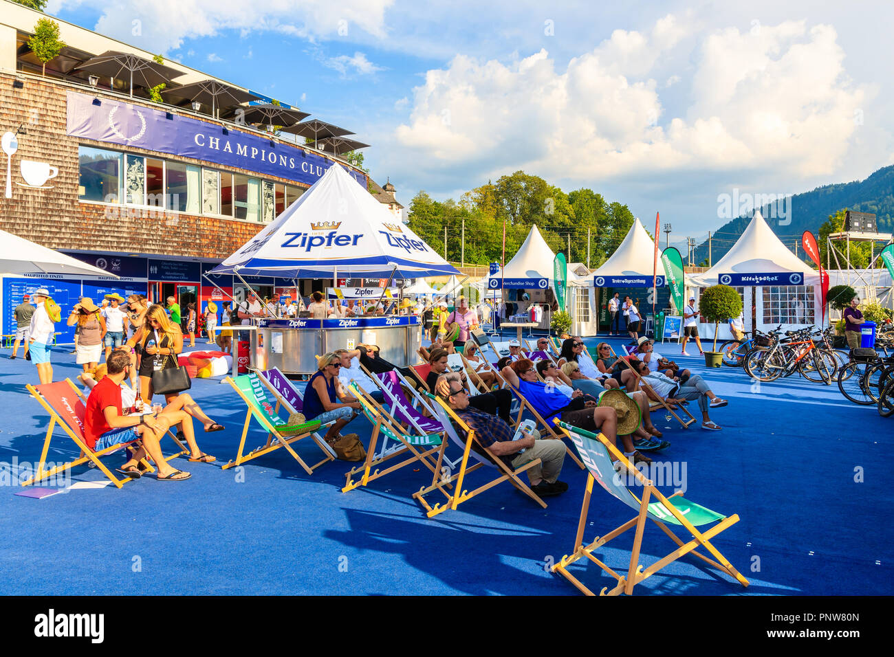 Kitzbühel, Österreich - Aug 2, 2018: die Menschen im Sommer Tennis Turnier in Kitzbühel, Tirol beobachten. Dieser Wettbewerb ist als Austrian Open bekannt Stockfoto