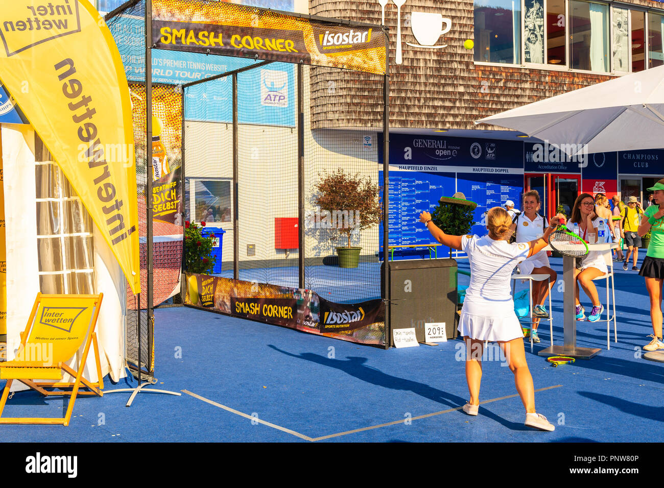 Kitzbühel, Österreich - Aug 2, 2018: junge Frau im Sommer Tennis Turnier in Kitzbühel, Tirol. Dieser Wettbewerb ist Wissen als österreichische O Stockfoto
