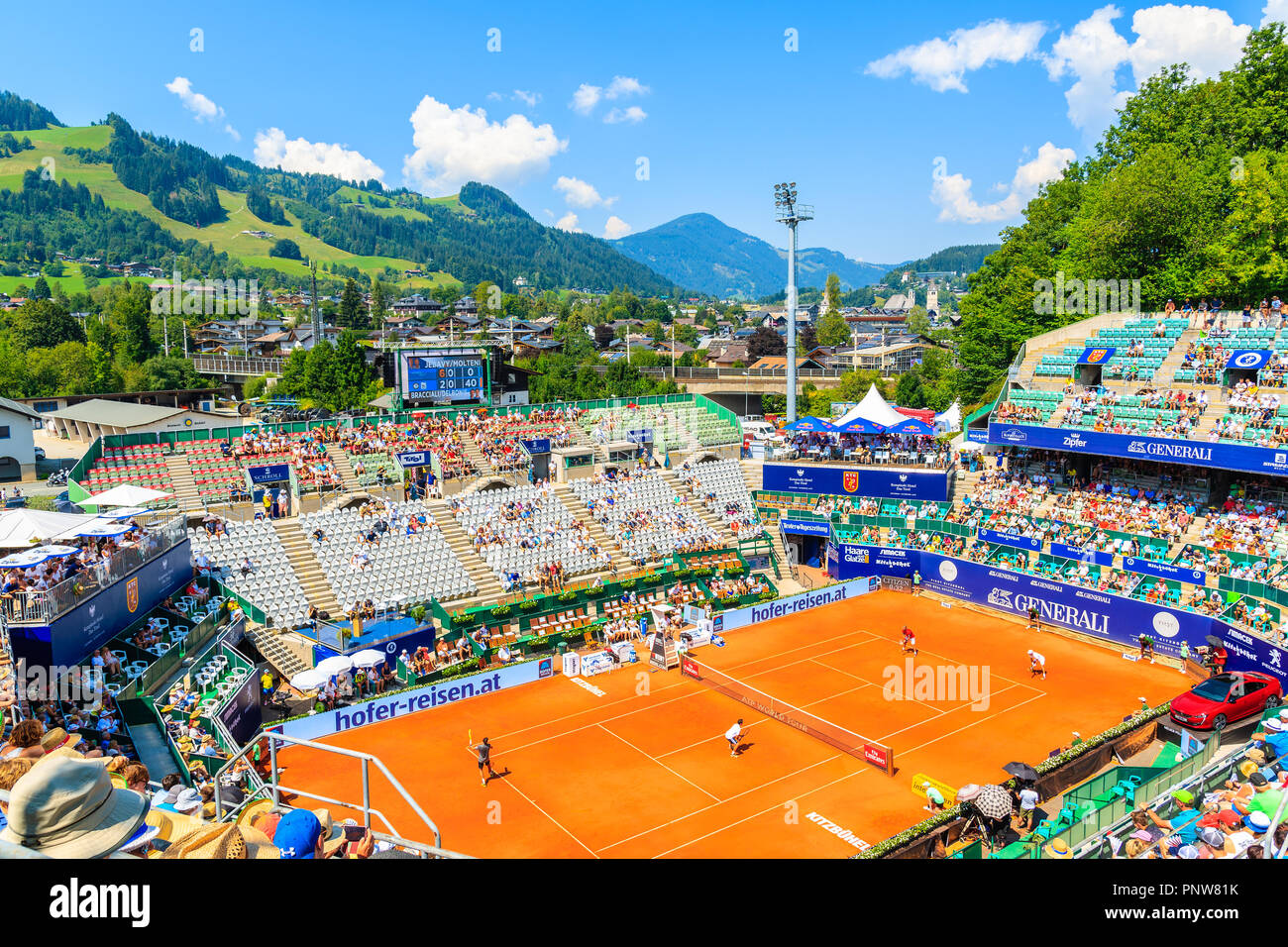 Kitzbühel, Österreich - Aug 2, 2018: Die Spieler Tennis im Sommer Turnier in Kitzbühel, Tirol spielen. Dieser Wettbewerb ist Wissen als Austrian Open Stockfoto