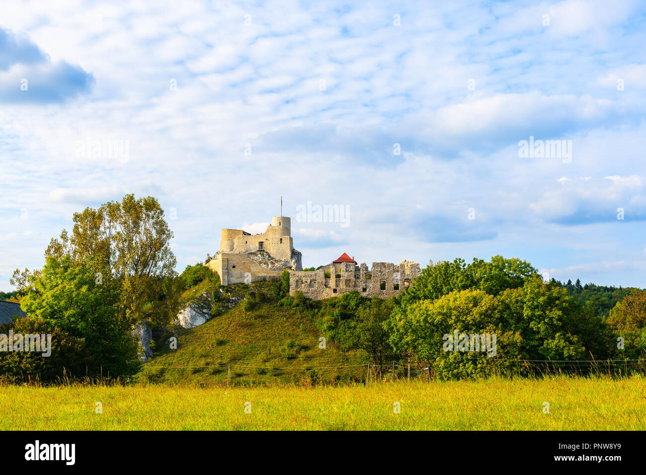 Blick auf den wunderschönen mittelalterlichen Rabsztyn Burg bei Sonnenuntergang, Polen Stockfoto