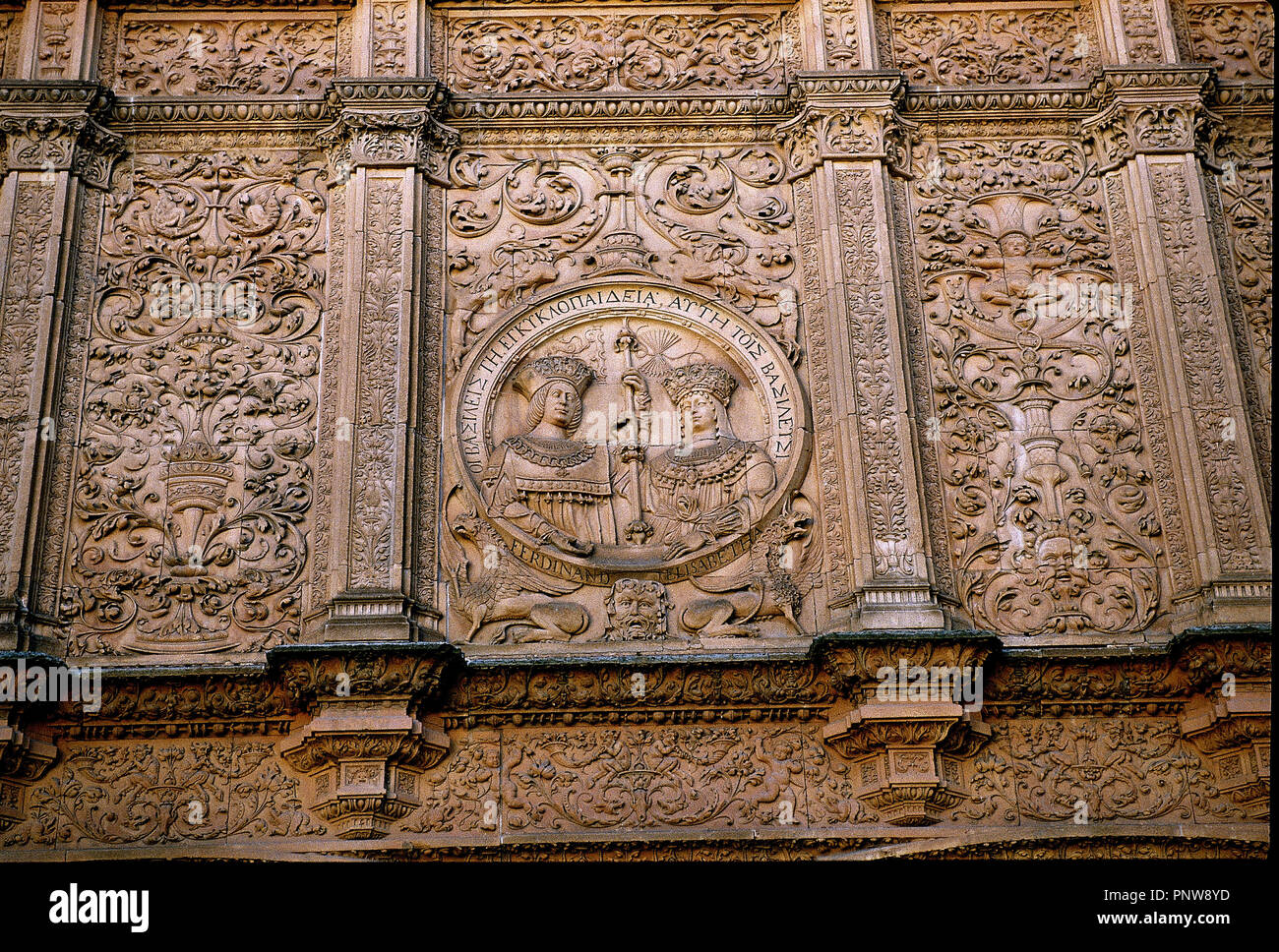 Las MEJORES DEL MEDALLON CON LOS REYES CATOLICOS EN LA FACHADA PLATERESCA - SIGLO XVI. Ort: UNIVERSIDAD. SALAMANCA. Spanien. Stockfoto