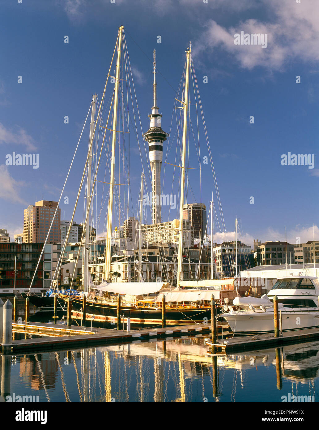 Neuseeland. Auckland. Stadt Hafen Szene mit angelegten Boote und den Sky Tower. Stockfoto