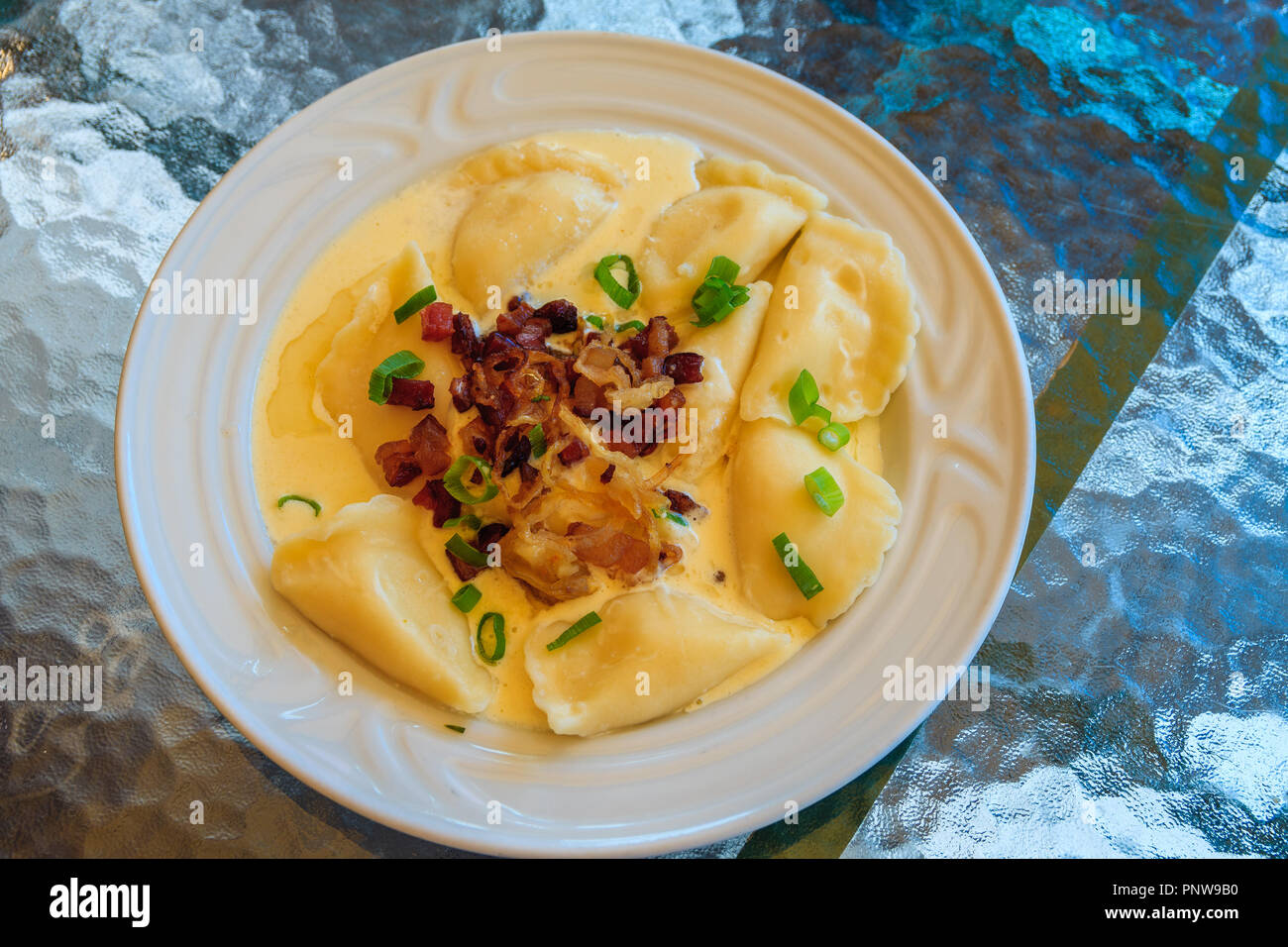 Platte mit Knödel gefüllt mit Schafskäse auf Tabelle der ein Restaurant in Tatra, Slowakei Stockfoto