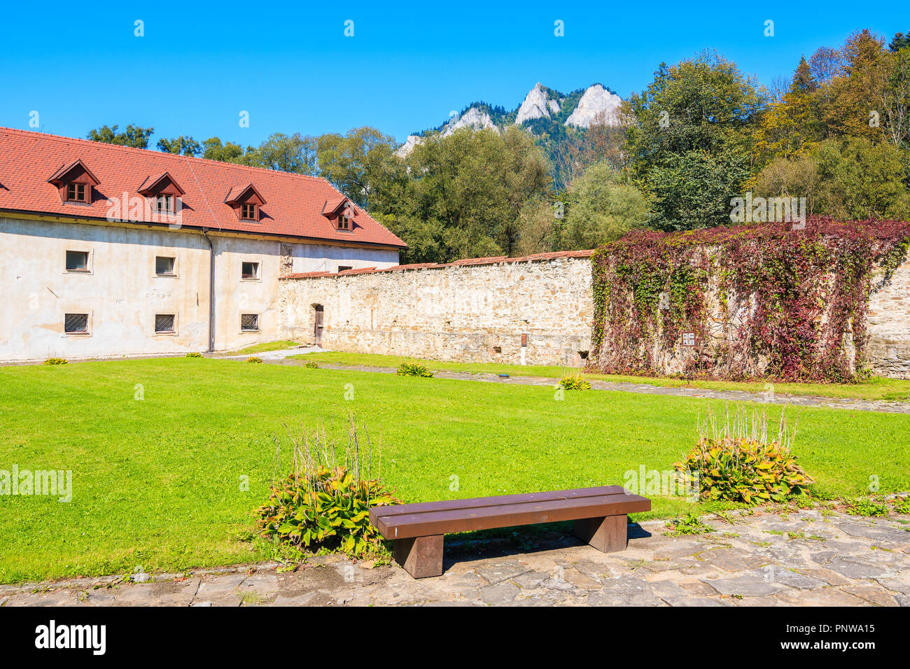 Green Park in Cerveny Klastor (Rotes Kloster), die in der Nähe des Flusses Dunajec in Pieniny befindet, Slowakei Stockfoto
