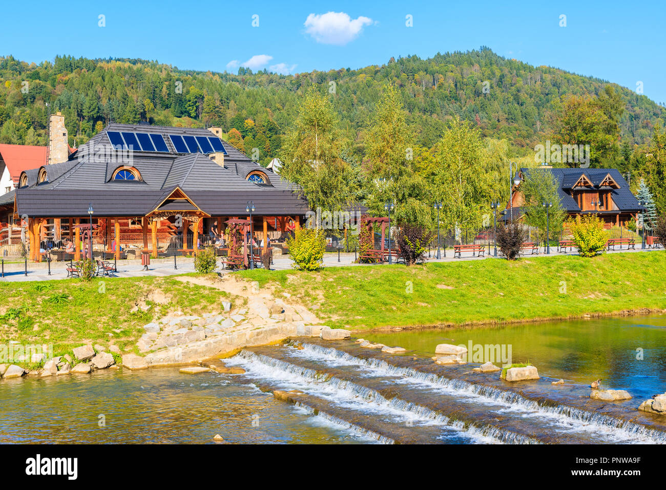 SZCZAWNICA, Polen - 19.September 2018: Blick auf Grajcarek-flusses River und der Promenade in Szczawnica. Dieser Ort ist ein bekannter Ferienort ist berühmt für seine favorabl Stockfoto