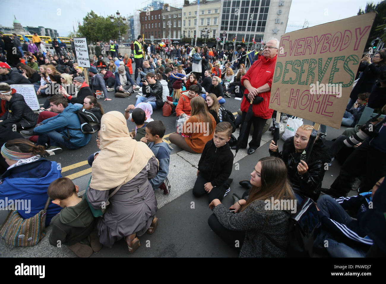 Die Leute sitzen im Protest in der O'Connell Bridge in Dublin, während einer Zurück die Stadt Gruppe organisierte Veranstaltung. Stockfoto