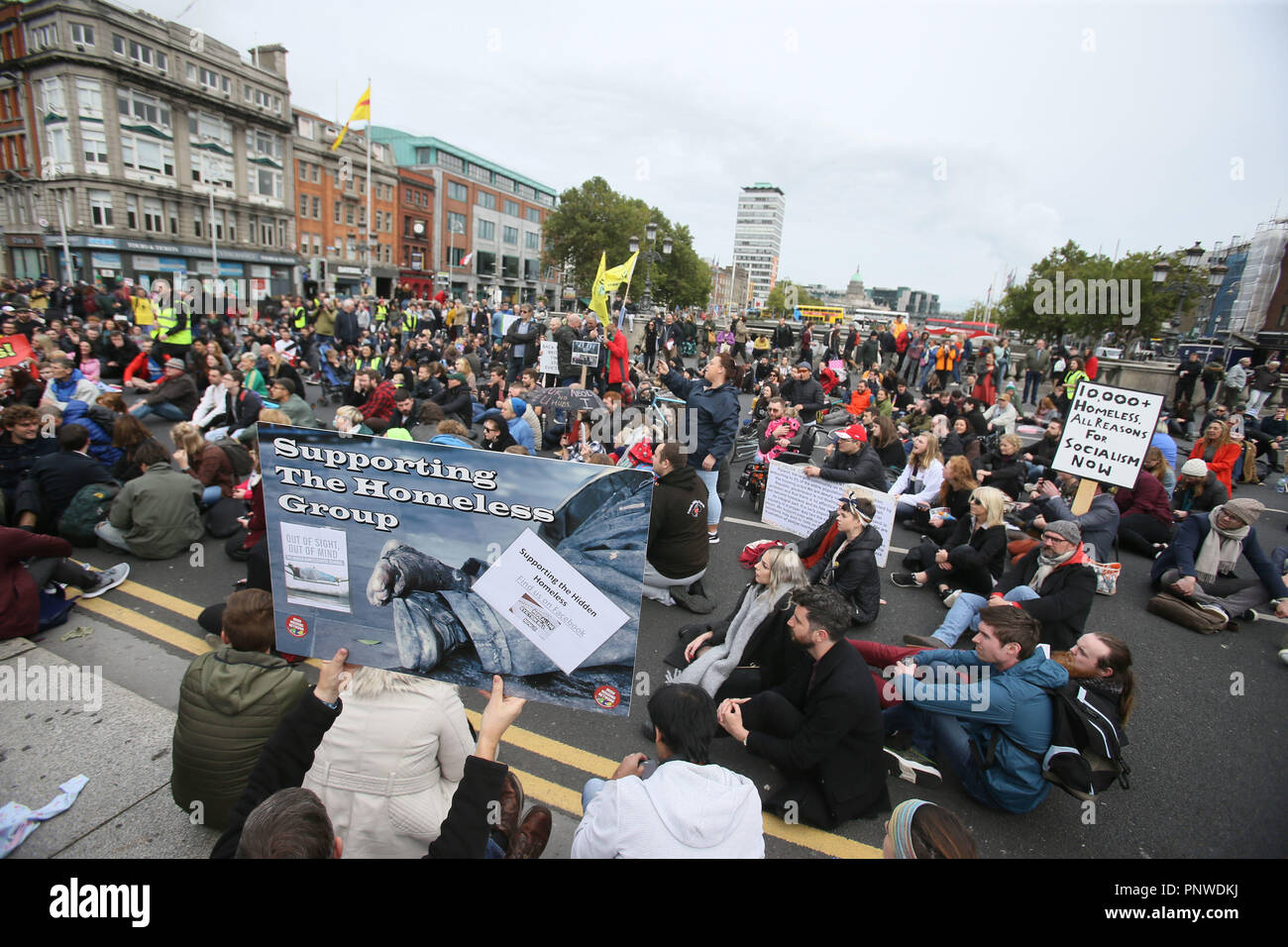 Die Leute sitzen im Protest in der O'Connell Bridge in Dublin, während einer Zurück die Stadt Gruppe organisierte Veranstaltung. Stockfoto
