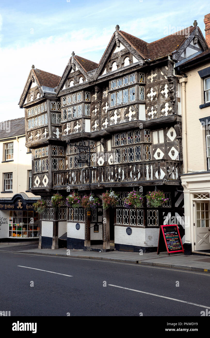 In LUDLOW, ENGLAND - 19. September 2015: Die historischen Feathers Hotel, im Jahre 1619 abgeschlossen und von der New York Times beschrieben als die weltweit schönsten Stockfoto