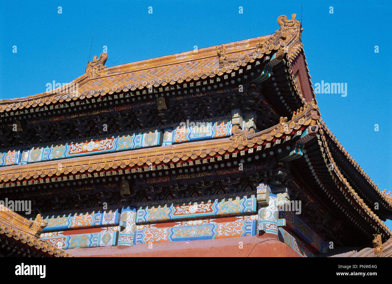 China. Beijing. Verbotene Stadt. Dach eines Gebäudes im Inneren. Stockfoto