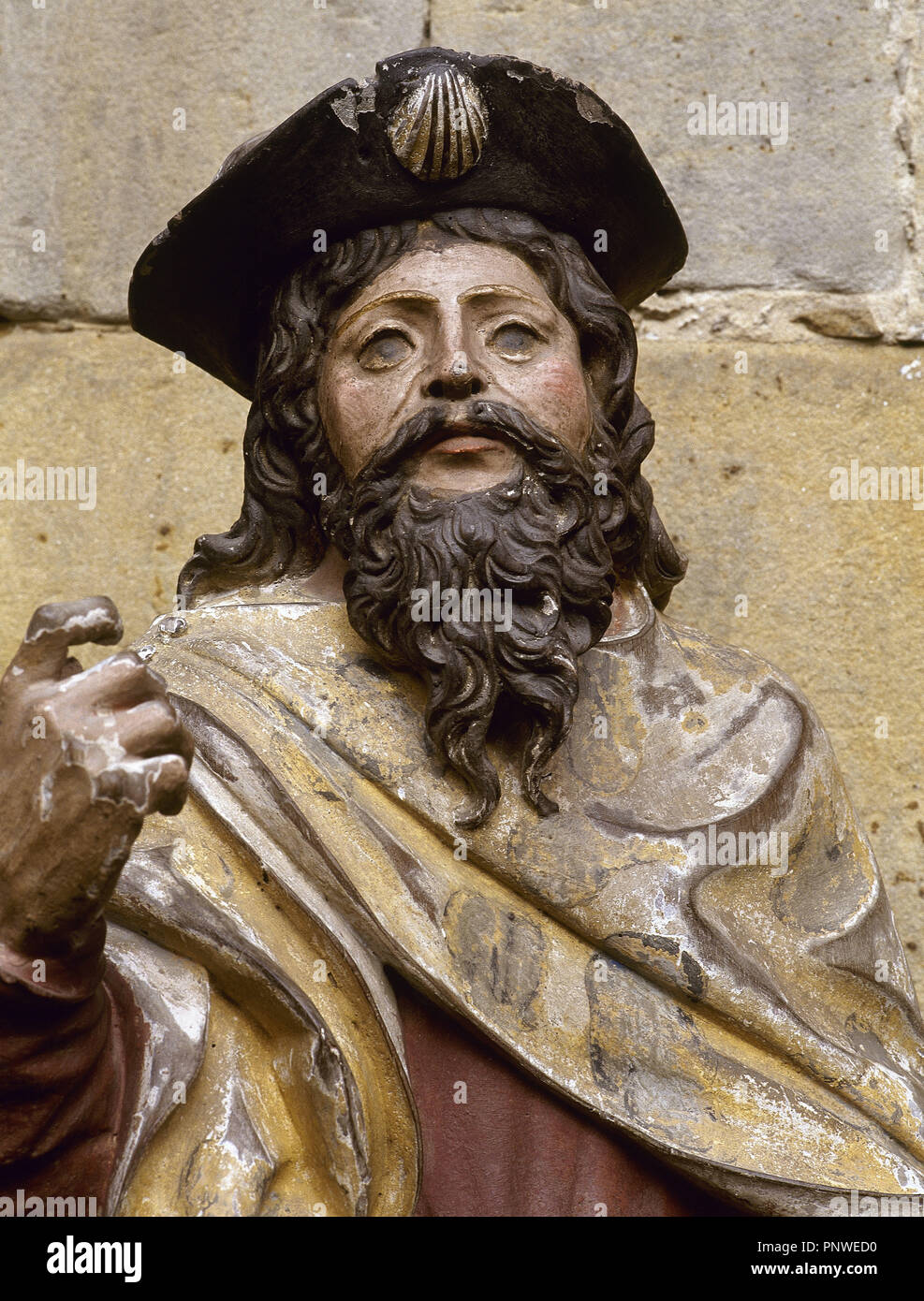 SANTIAGO (? - H 42). Apostol, con Pedro y Juan. Talla de Madera de Santiago PEREGRINO vistiendo el sombrero de ala Ancha, las Conchas y el Bordón. Las Mejores. Museo Diocesano (Convento de Regina Coeli). Santillana del Mar in Kantabrien. España. Stockfoto