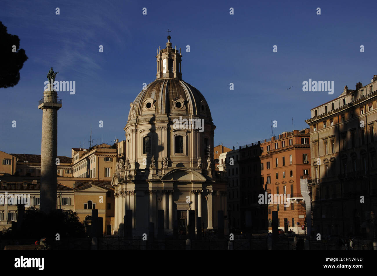 Italien. Rom. Santa Maria di Loreto Kirche (16. Jahrhundert), entworfen von Antonio da Sangallo dem Jüngeren und Trajan Spalte (2. Jh. nach Chr.). Forum des Trajan. Stockfoto