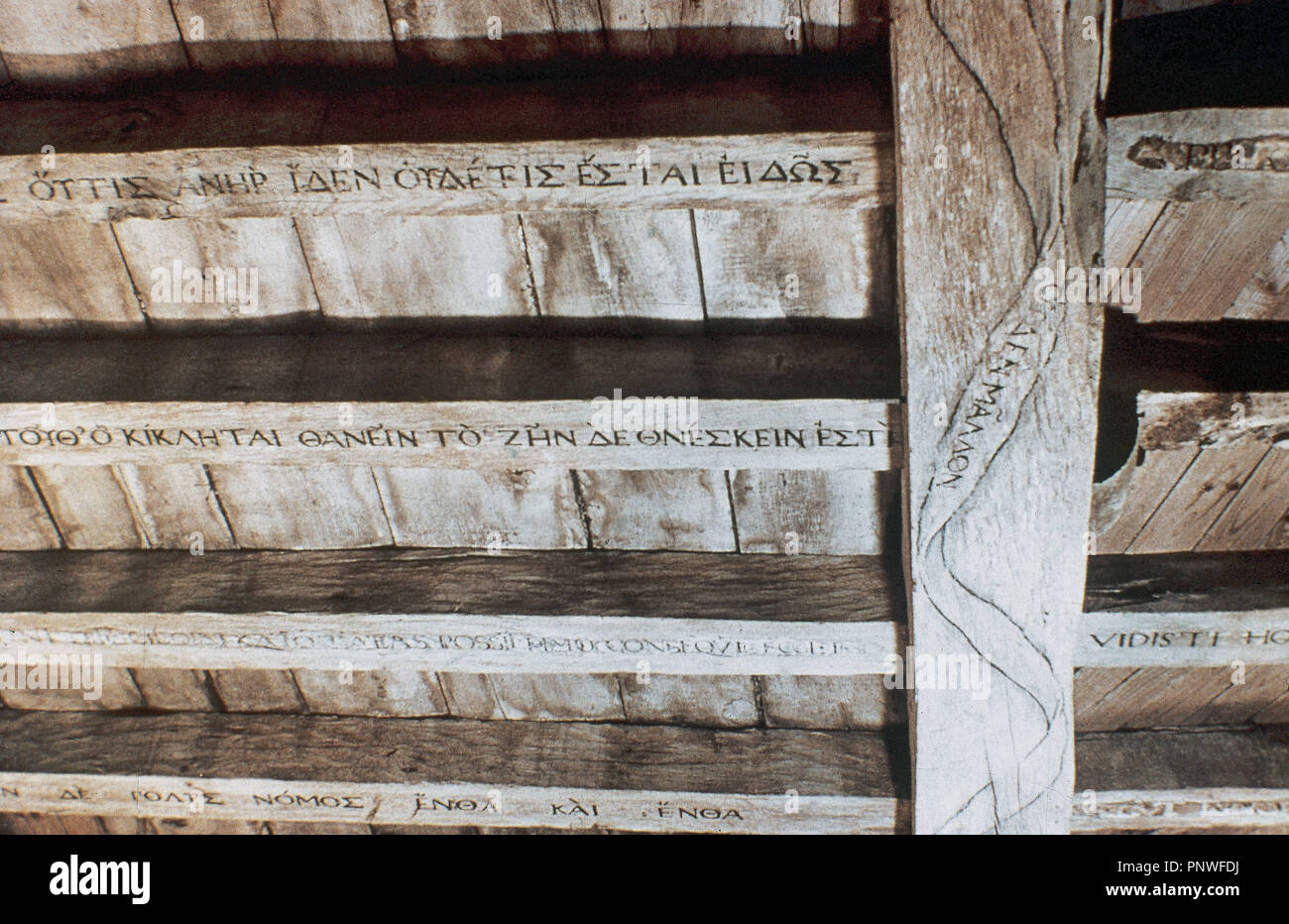 Bibliothek des Schriftstellers und französischen humanistischen Michel De Montaigne (1533-1592). Detail der Inschriften in der Dach-Balken. Montaigne Schloss. Frankreich. Stockfoto