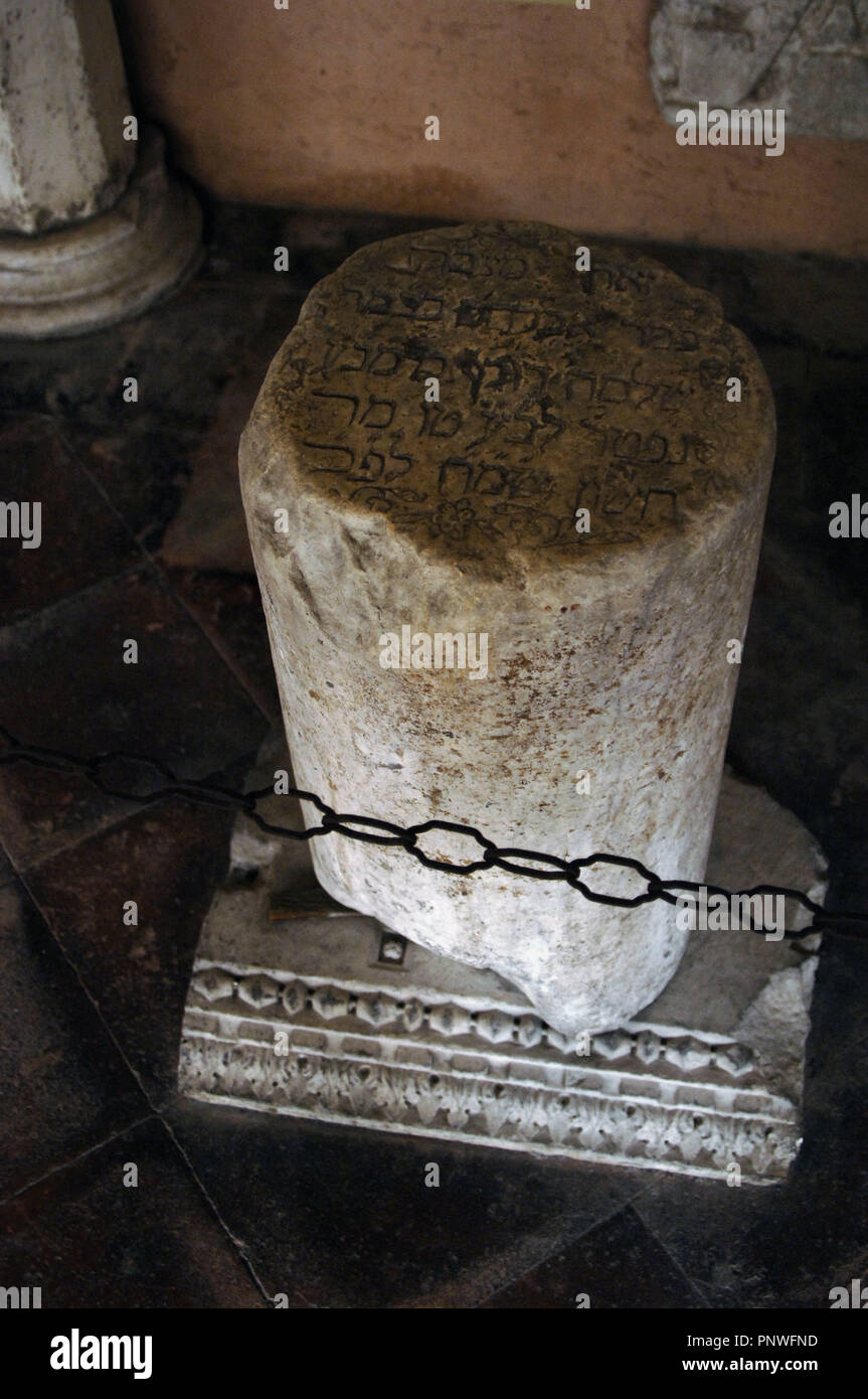 Archbasilica der Lateranbasilika. Fragment einer Spalte mit grabkunst Inschrift in Hebräisch von abramo Roccas (d. 1587) im Kreuzgang. Rom. Italien. Stockfoto