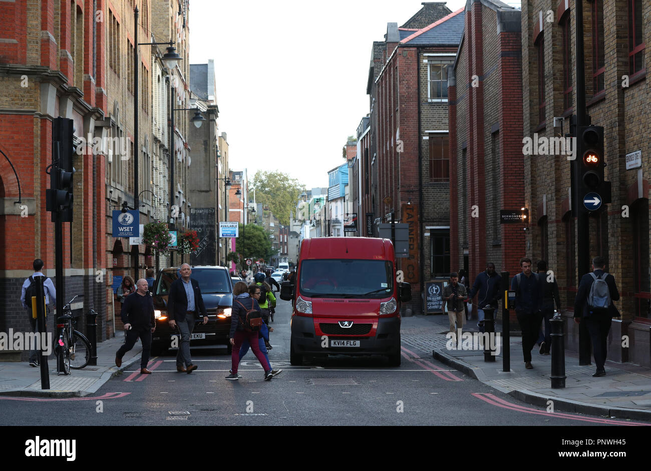 Verkehr auf Bermondsey Street im Süden Londons am Freitag Abend, dem Tag, bevor es war einer von 50 Straßen in der Hauptstadt, Verkehr, als Teil der Weltweiten Autofreien Tag. Stockfoto