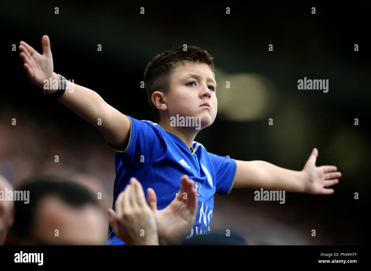Eine junge Leicester City Fan auf der Tribüne feiert wie Jamie Vardy Kerben das dritte Ziel des Spiels während der Premier League Match für die King Power Stadion, Leicester. Stockfoto