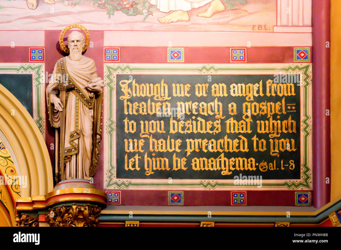 Ein Zitat aus dem Brief des heiligen Paulus an die Galater. Madeleine-Kathedrale. Salt Lake City, Utah, USA. Stockfoto