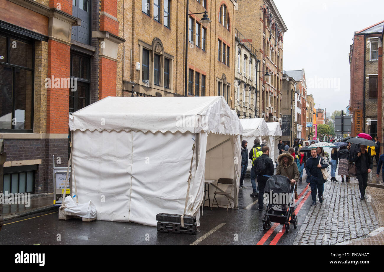 Fußgänger Spaziergang im Regen Bermondsey Street im Süden Londons, einer der 50 Straßen quer durch die Hauptstadt, Verkehr, für den Tag als Teil der Weltweiten Autofreien Tag. Stockfoto