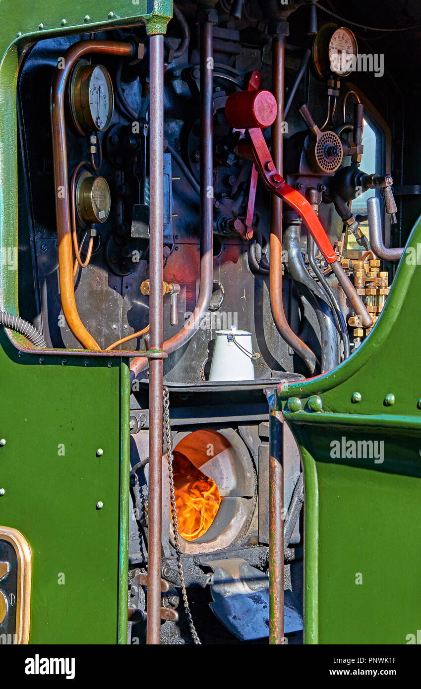 Blick in den Fahrerplatz eines vollständig wiederhergestellt, die Dampflok, die Flammen brennen in der firebox Stockfoto