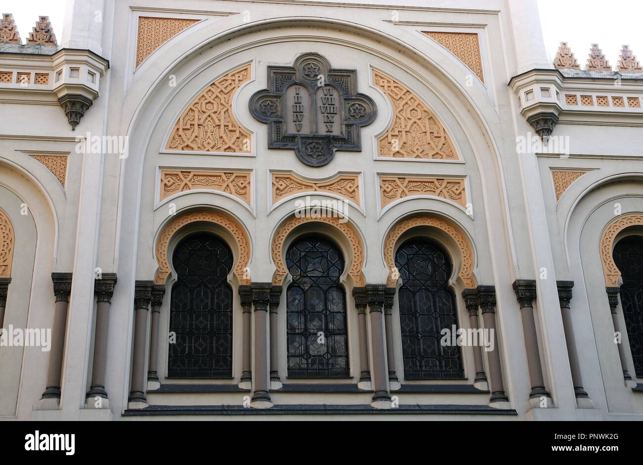 Der Tschechischen Republik. Prag. Jüdische Stadt. Spanische Synagoge. Im maurischen Revival Stil von Architekten gebaut, Josef Niklas (1817-1877) und Ignac Ullmann (1822-1897) zwischen 1868-1893. Im Jahr 1990 wieder aufgebaut. Detail der Fassade. Stockfoto