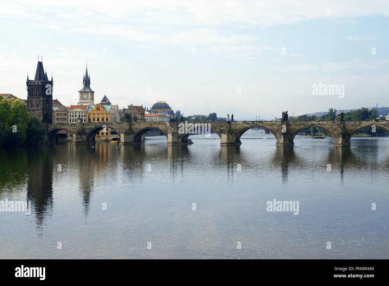 Der Tschechischen Republik. Prag. Blick auf die Karlsbrücke über die Moldau. Es wurde von Peter Parler gestaltet. Der Bau wurde 1357 begonnen und beendete im Jahre 1402. Stockfoto