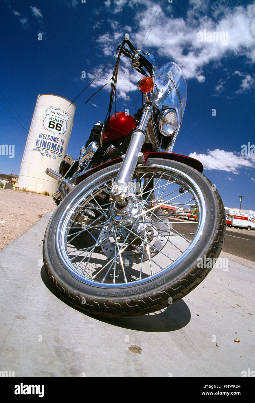 USA. Arizona, Kingman, Route 66. Niedrige Aussichtspunkt in der Nähe der klassischen Harley-Davidson Motorrad. Stockfoto
