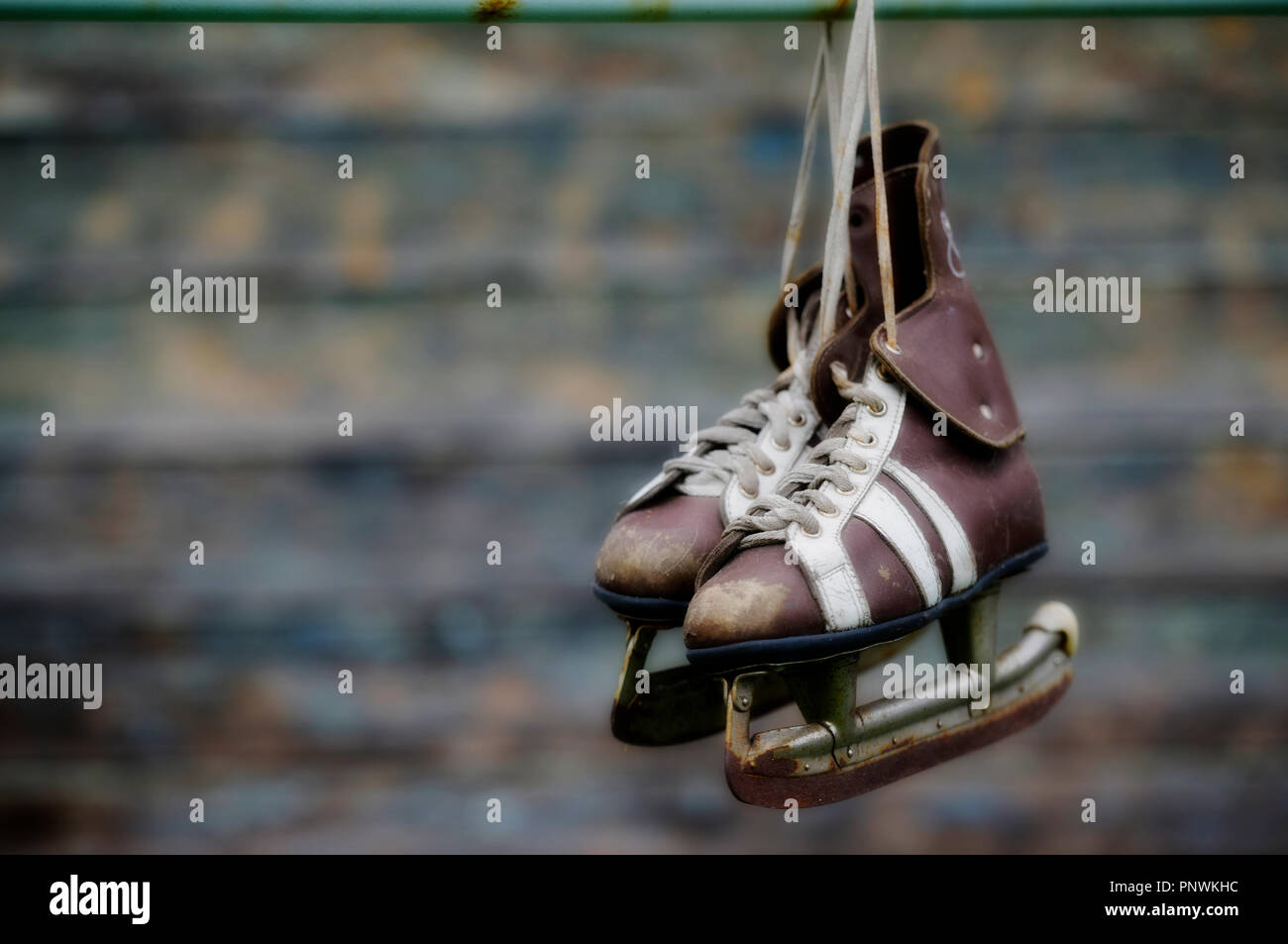 Jahrgang Paar mens Schlittschuhe auf den verschwommenen Hintergrund Stockfoto