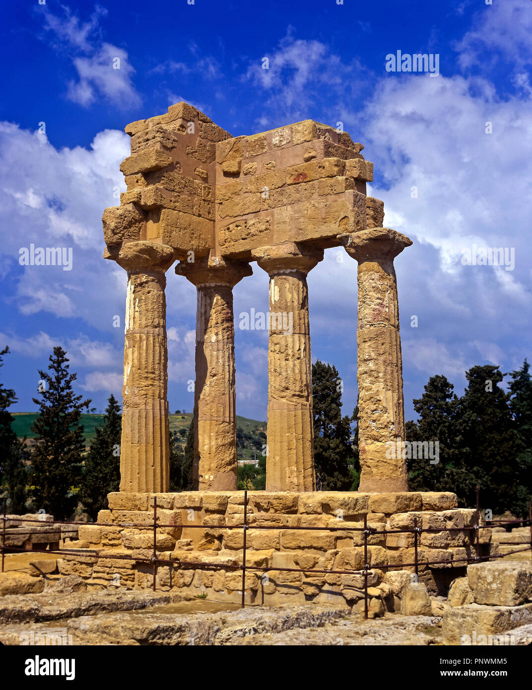 Griechische Tempel der Dioskuren (oder Castor und Pollux) - 5. vorchristlichen Jahrhundert. Tal der Tempel. Agrigent. Sizilien. Italien. Europa Stockfoto
