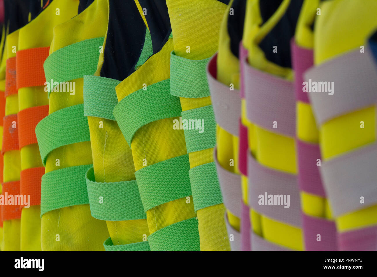 Schwimmwesten an einem Wassersportzentrum hängen Stockfoto