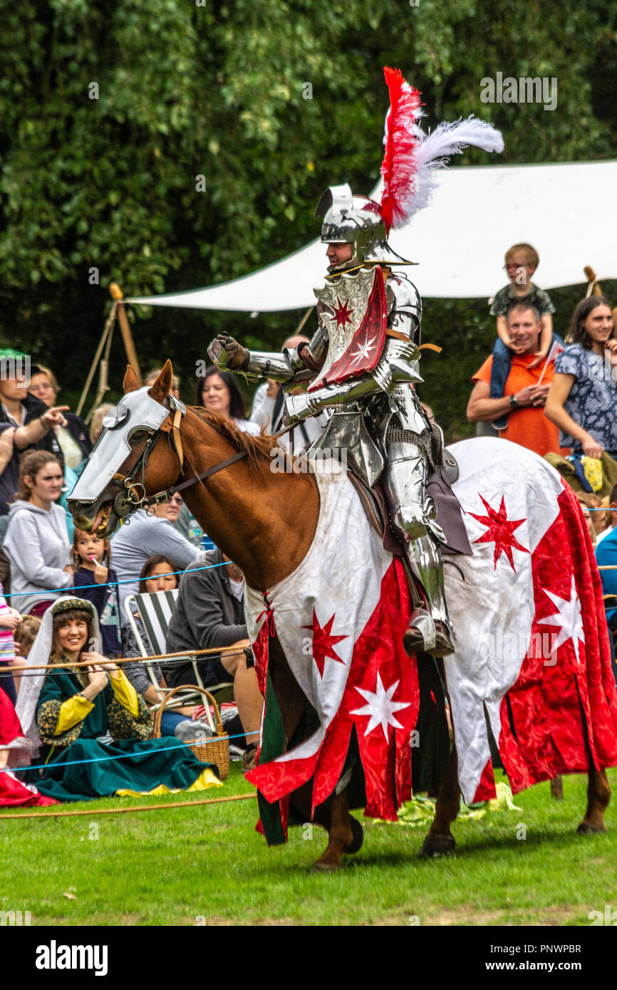Ritter in Rüstung auf einem Ritterturnier Stockfoto