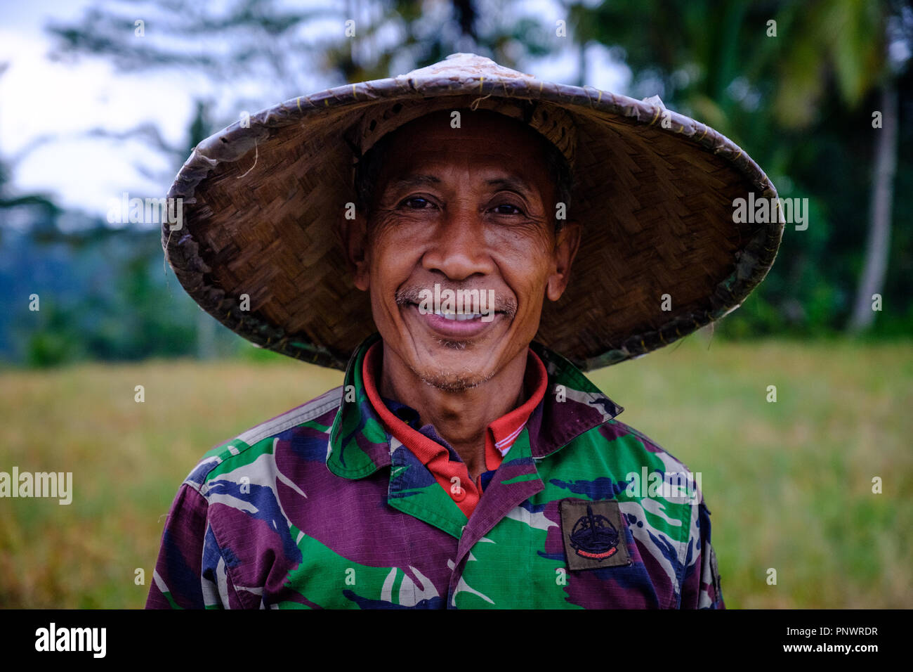 Porträt eines lächelnden Reisbauer, in der Nähe von Ubud, Bali, Indonesien Stockfoto