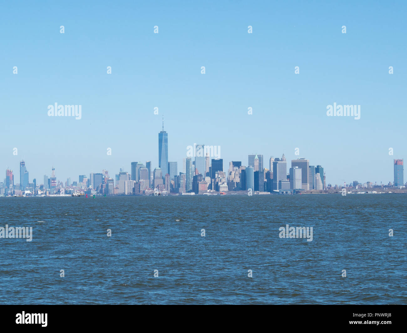 Downtown Manhattan Skyline von New York Bay gesehen Stockfoto