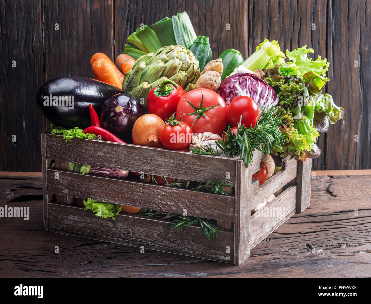 Frische bunte Gemüse in Holzkiste. Holz- Hintergrund. Stockfoto