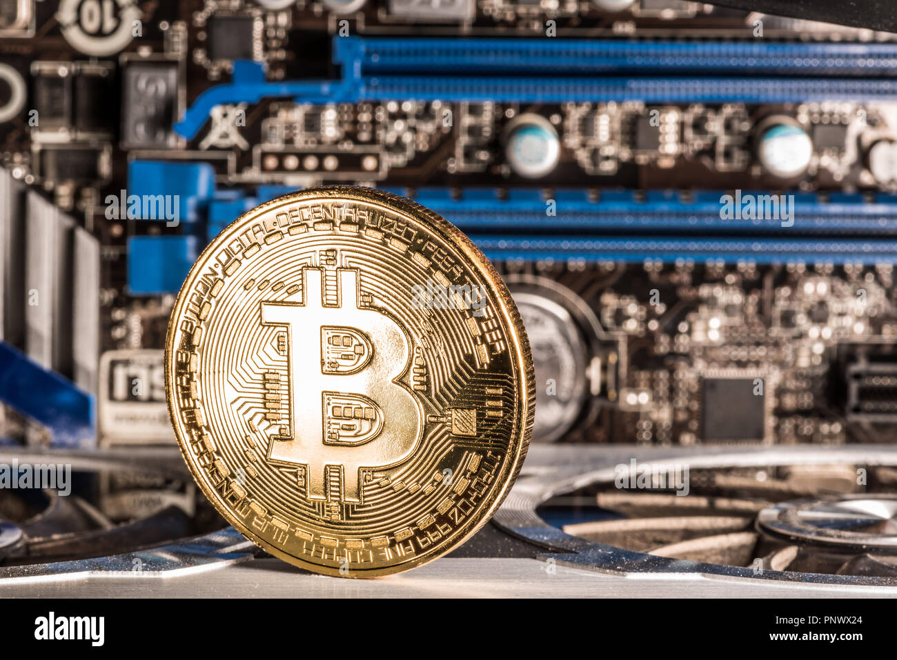 Glänzend physischen Bitcoins und Führung von Aufzeichnungen. Bergbau Farm. Stockfoto