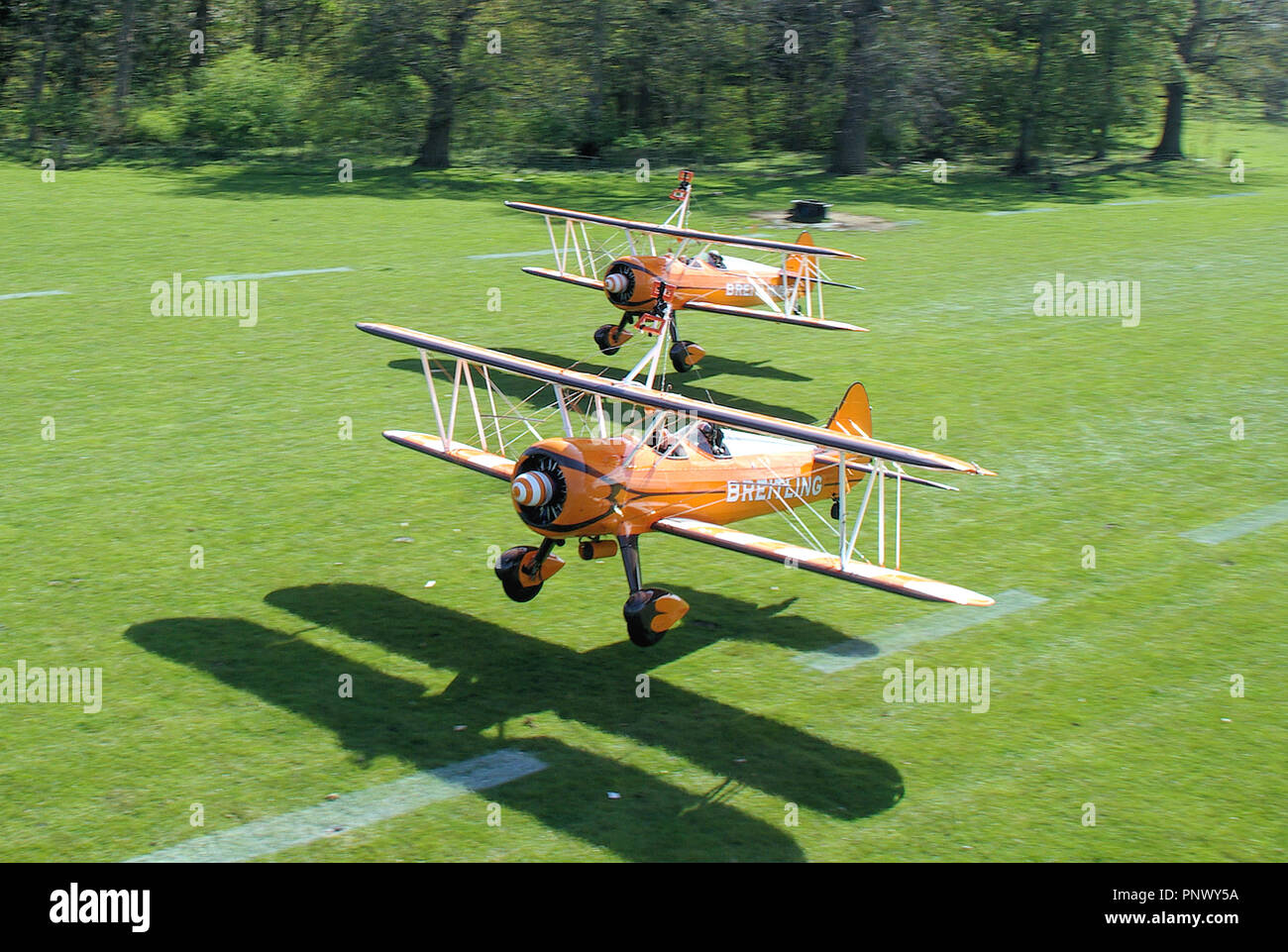 Breitling aerosuperbatics Wingwalkers Boeing Stearman Flugzeuge vom Henham Park grass airstrip in der Landschaft von Suffolk. Britische Sommer Stockfoto