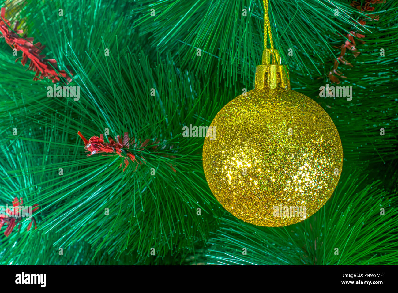 Gelb weihnachten Kugel auf Tanne Stockfoto