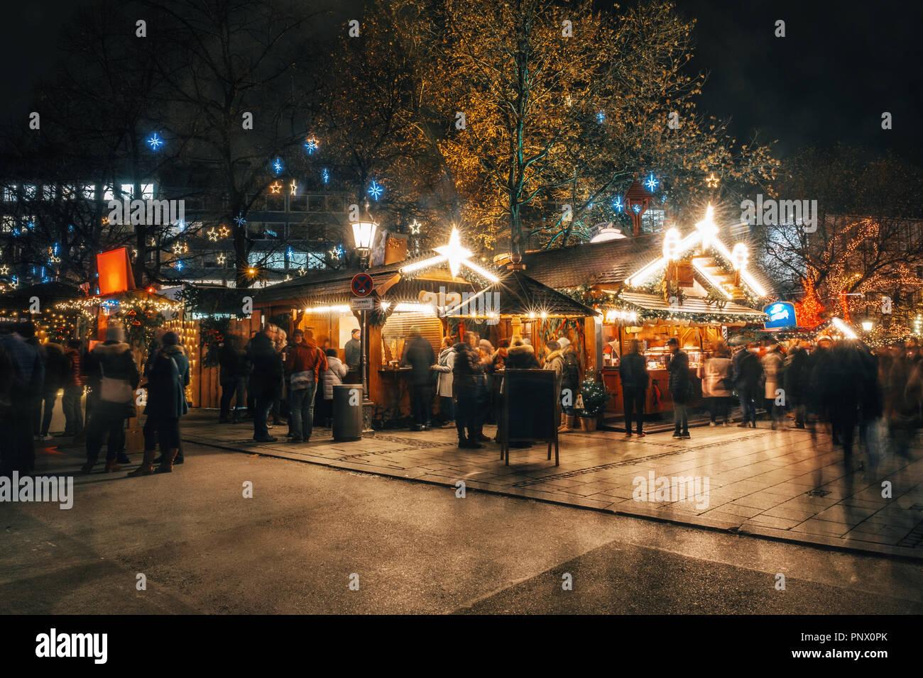 Voll traditioneller Weihnachtsmarkt in der Nacht mit Beleuchtung am Rindermarkt in München, Deutschland. Stockfoto