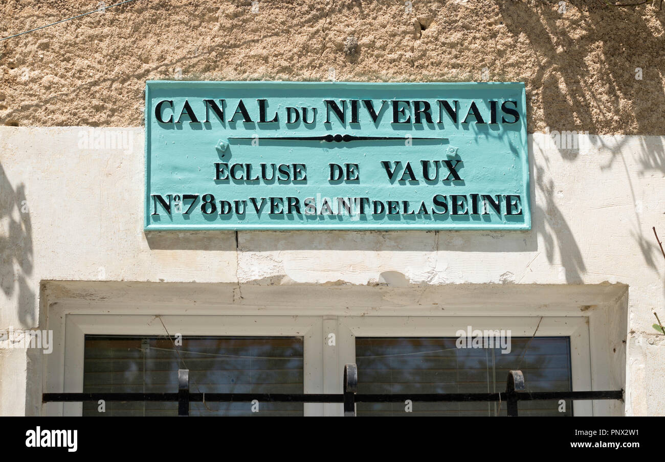 Schild am Ecluse de Vaux auf dem Canal du Nivernais, Burgund, Frankreich, Europa Stockfoto