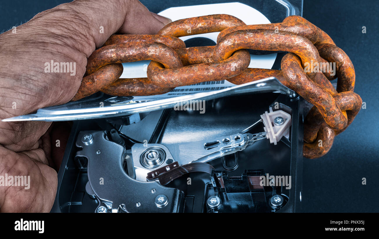 Festplatte öffnen. Künstlerische close-up EU BIPR Datenschutz. Abstrakte Detail der schmutzigen Hand Datenspeicher durch alte rostige Kette gesichert. Stockfoto