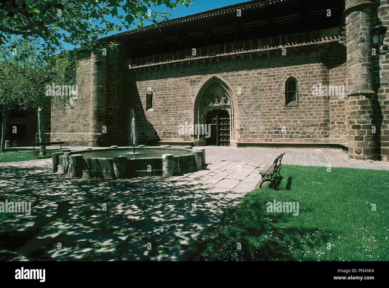 Kirche von Santa Maria Maggiore, die zwischen den XIV-XVI centurues. Hauptfassade und eine Brüstung mit Wappen verziert. Ezcaray. La Rioja. Spanien. Stockfoto