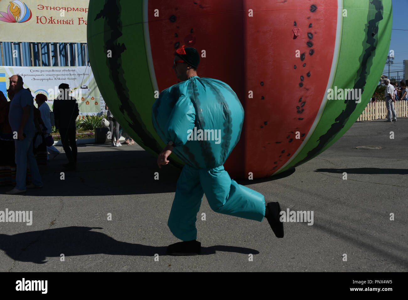 Die Menschen in der Wassermelone Kostüm während des Festivals von Wassermelonen in Astrachan, Russland. Stockfoto