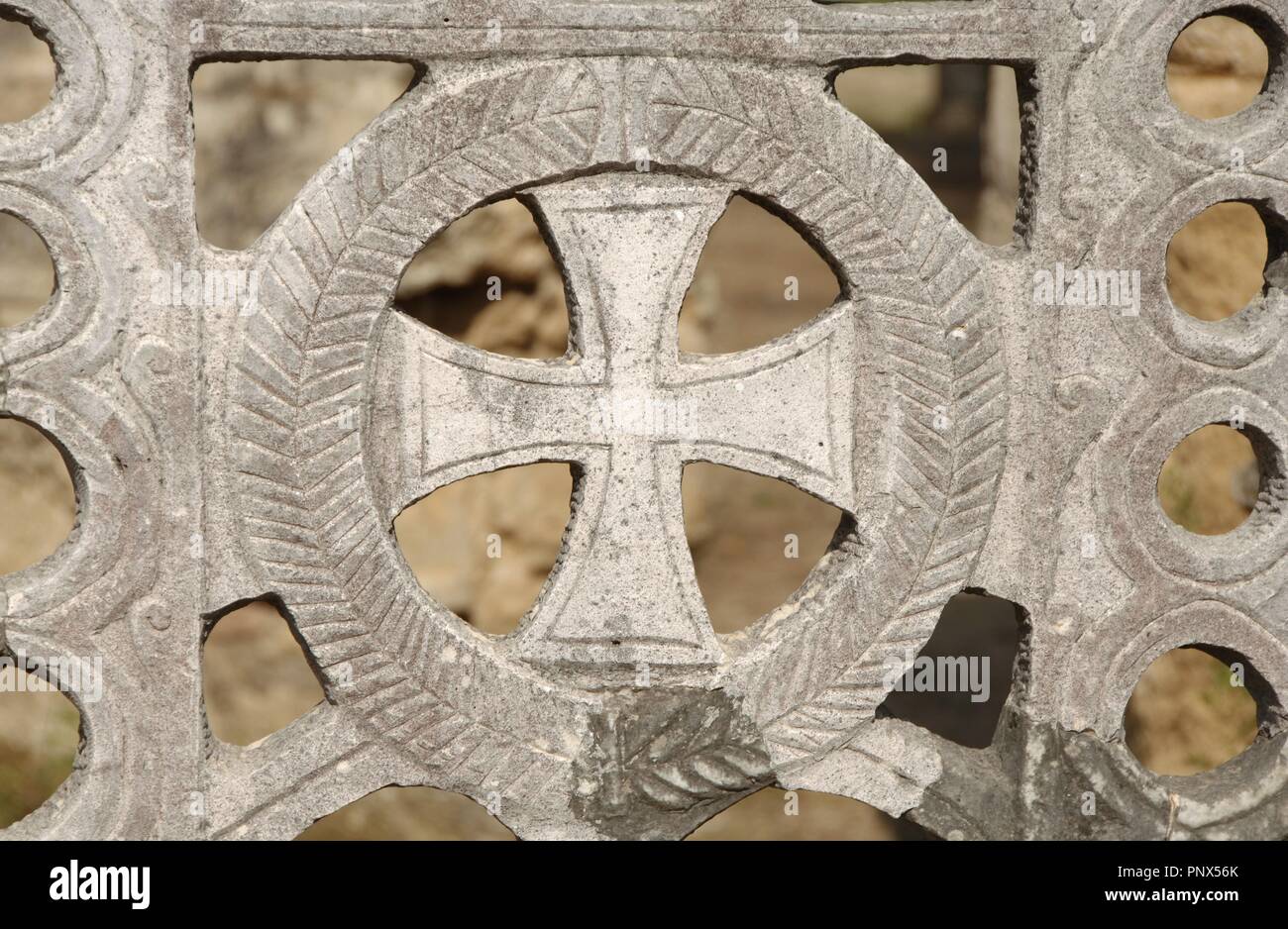 Griechische Kunst. Phidias Workshop Ruinen, in 430 BC gebaut, die Statue des Zeus zu Haus. Im fünften Jahrhundert, Theodosius II stellte sich das Gebäude in einem frühen christlichen Kirche. Kreuz in Stein gemeißelt. Olympia. Griechenland. Stockfoto