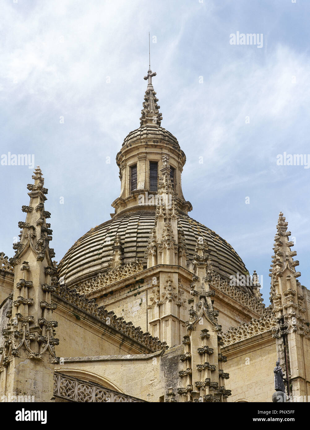 Gotische Kunst. Spanien. Segovia. Kathedrale. Zwischen 1525 und 1577 Erbaut von Juan Gil de Hontanon (1480-1526) und sein Sohn Rodrigo (1500Ð1577) bei seinem Tod beendet. Außenansicht. Detail. Kuppel und Laterne. Stockfoto