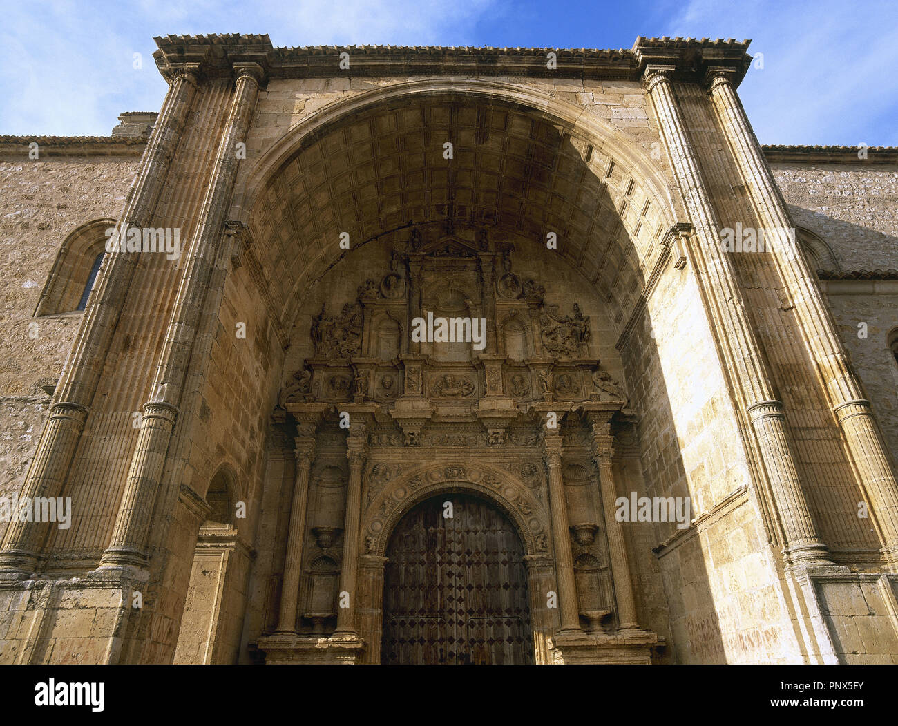 Spanien. Alarcon. Kirche der Heiligen Maria. Anfang des 16. Jahrhunderts. Platereske Fassade von Esteban Jamete (1515-1565). Alarcon. Die Region Kastilien-La Mancha. Spanien. Stockfoto