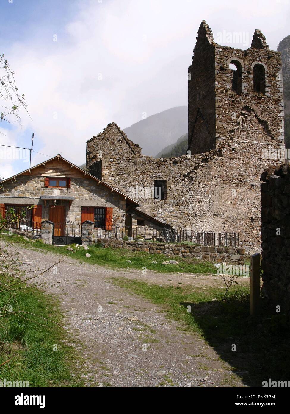 RUINAS DE IGLESIA DE LA TRINIDAD CONSTRUIDA EN EL SIGLO XVI. Lage: Iglesia de la Trinidad. Canfranc. HUESCA. Spanien. Stockfoto