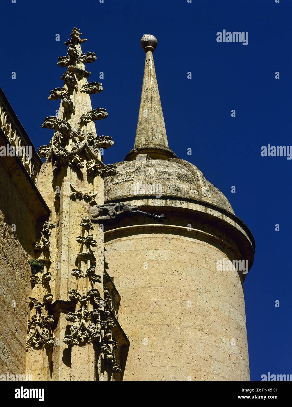 Gotische Kunst. Spanien. Segovia. Kathedrale. Zwischen 1525 und 1577 Erbaut von Juan Gil de Hontanon (1480-1526) und sein Sohn Rodrigo (1500Ð1577) bei seinem Tod beendet. Außenansicht. Detail. Pinnacle. Stockfoto