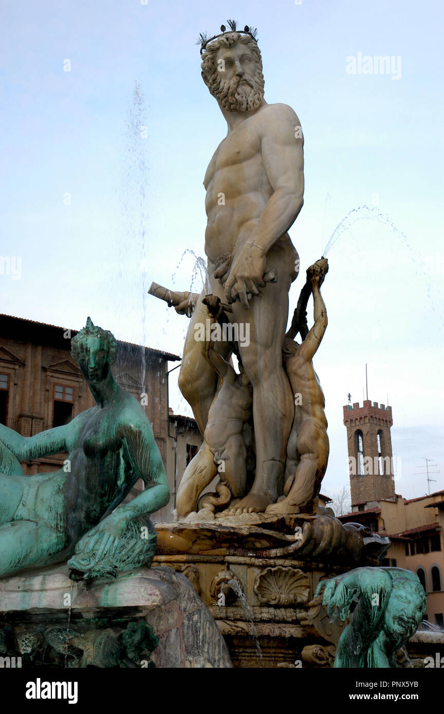 ITALIA. FLORENCIA. Vista de la Fuente de Neptuno, Obra realizada por Bartolomeo Ammannati y sus ayudantes Entre 1563 y 1575. Fue mandada construir por Cosimo I y se encuentra ubicada en la Piazza della Signoria. La Toscana. Stockfoto