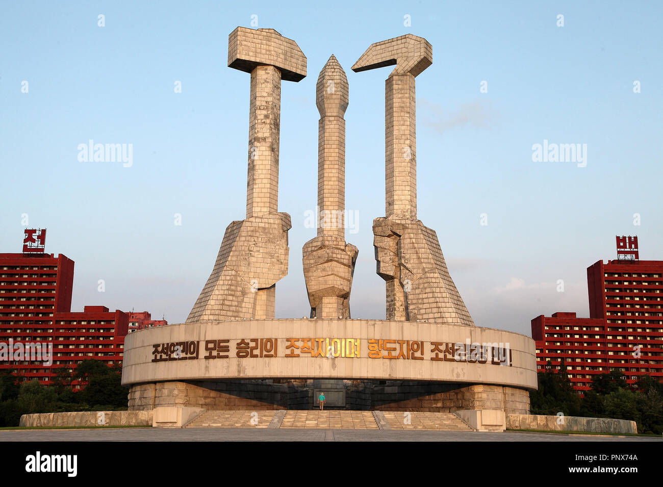 Denkmal für Partei in Pjöngjang, die 1995 gebaut wurde und von mansudae Art Studio entworfen Stockfoto